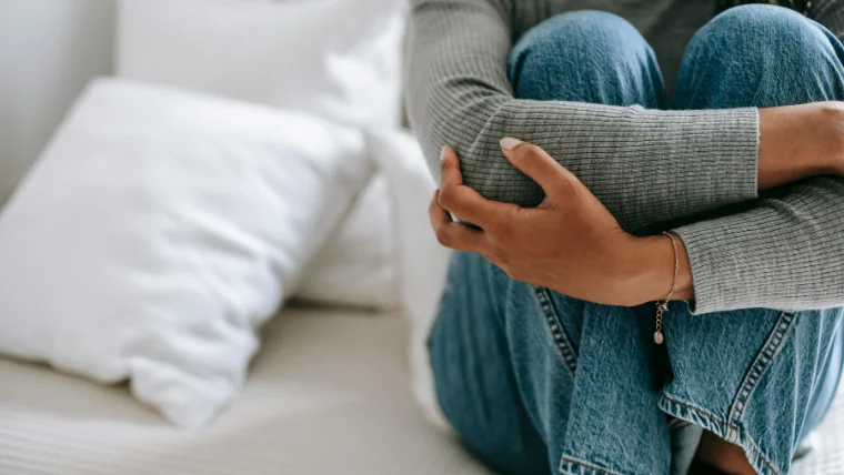 【犯人はどっち】小説「どちらかが彼女を殺した」答えを丁寧に解説：ネタバレ